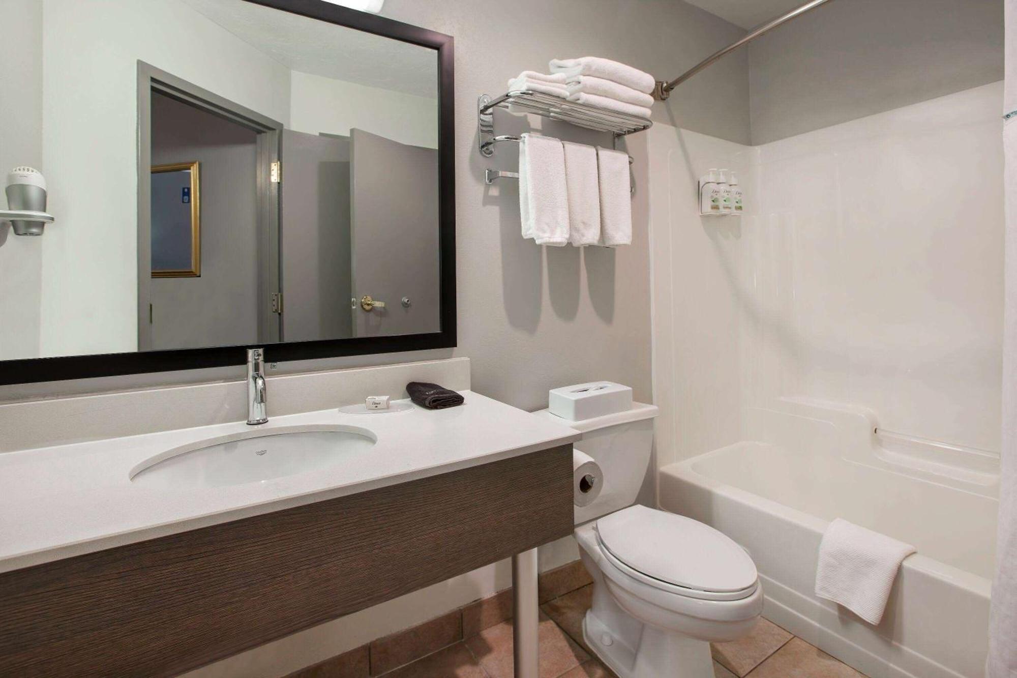 Days Inn & Suites By Wyndham Moncton Eksteriør bilde